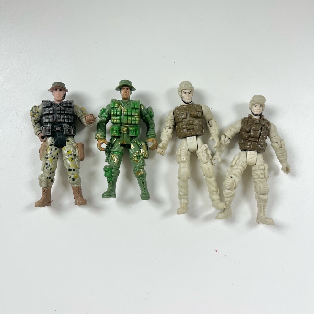 Chap Mei Vintage Military Soldiers Figurines Desert Tan Green Army Set of 4 Toys